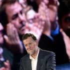 Mariano Rajoy, anoche, en el mitin que dio en Pontevedra tras sufrir la agresión.-AFP / MIGUEL RIOPA