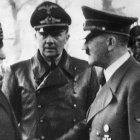 Hitler estrecha la mano del mariscal Phillipe Petain en octubre de 1940 en la Francia ocupada.-AP