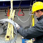 Un operario de la empresa malagueña que construye las concertinas.-ATLAS