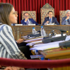 La portavoz de Ciudadanos y el presidente de la Diputación escuchan los reproches de TLP, ayer.-PABLO REQUEJO/PHOTOGENIC