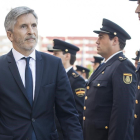 El ministro del Interior, Fernando Grande-Marlaska, pasa revista a una unidad del Cuerpo Nacional de Policía en Valencia en septiembre pasado-MIGUEL LORENZO