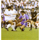 Fernando Hierro logra arrebatar el esférico a Sanchís durante la final de Copa de 1989-EL MUNDO