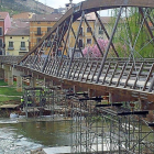 Dos operarios comprueban en andamiaje instalado bajo el puente para proceder a los trabajos.-EL MUNDO