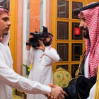 El príncipe heredero Mohamed bin Salman (derecha) saluda a Salah Kashoggi, hijo del periodista asesinado en Estambul.-AFP