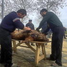 Dos participantes de las XII Jornadas de la Matanza del Cerdo de Villalón de Campos.-E. M.