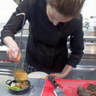 Una cocinera preparara un plato con carne de ternera sayaguesa.-M. DENEIVA