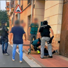 Momento en el que los agentes de la Guardia Civil detienen a uno de los atracadores en el intento de atraco de La Rioja.-E. M.
