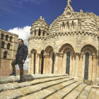 El arquitecto y bodeguero Paco Somoza, sobre el cimborrio de la Catedral de Zamora, contemplando el río Duero a su paso por la ciudad.-ARGI