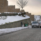 Aspecto de la subida de la muralla de Ávila, con operarios trabajando en las aceras.-ICAL