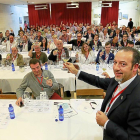 El presidente del ComitéTécnico de la Ascyl, Adolfo ‘Fito’ Benéitez, brinda ayer con un vino del Bierzo junto a los sumilleres participantes en las jornadas.-J.M. LOSTAU