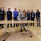 Los grupos parlamentarios y representantes de UGT y CCOO firman un manifiesto de apoyo a Lauki. En la imagen, firma del portavoz de Ciudadanos, Luis Fuentes-Leticia Pérez / ICAL