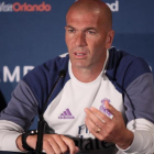 Zidane da explicaciones en rueda de prensa tras la derrota ante el PSG.-EFE / MARK LYONS