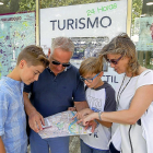 Una familia observa el plano delante de la Oficina de Turismo de Valladolid-J. M. LOSTAU