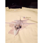 Camiseta con un avión de ataque ruso, uno de los modelos enviados por Putin a Siria.-