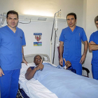 El jugador, con los doctores López Moreno, Lomo y Ferrero.-Andrés Domingo