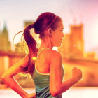 Una chica practicando running.-123RF / MARIDAV