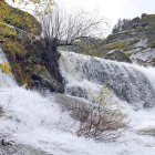 Imagen que presenta una de las caídas de agua entre peñascos de granito en el paraje de Las Chorreras durante estos días.-NURIA JIMÉNEZ