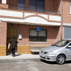 Un joven acusado de matar a la pareja de su madre en Nava del Rey (Valladolid). En la imagen la casa donde ocurrieron los hechos.-R. VALTERO / ICAL