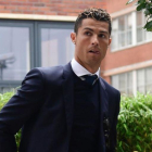 Cristiano Ronaldo, a su llegada al hotel de Cardiff para jugar la final de la Champions.-AFP / JAVIER SORIANO
