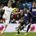 Benzema, ante Sastre y Valiente, en la última visita al Bernabéu.-E. M.