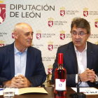 El presidente de la Diputación, Juan Martínez Majo, acompañado por el presidente de la DO Tierra de León, Rafael Blanco, presenta la Feria del Vino de Valencia de Don Juan.-CARLOS S. CAMPILLO / ICAL