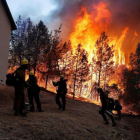 Algunas personas siguen atrapados en la zona afectada por el fuego a la espera de poder ser rescatados por los servicios de emergencia.-EFE