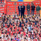 Romay, ayer en el Pisuerga dirigiéndose a los niños en presencia de Óscar Puente, Alberto Bustos y Carlos Sainz.-PABLO REQUEJO (PHOTOGENIC)