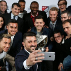 David Villa se hace un selfi con sus compañeros del New York City y el trofeo conquistado.-AFP / MICHAEL REAVES