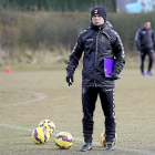 Rubi observa el trabajo de los jugadores durante el entrenamiento del miércoles-BALCAZA