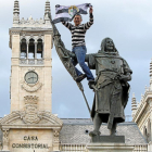 ‘Chino’ levanta la bandera del Salvador desde lo alto del Conde Ansúrez.-J. M. LOSTAU