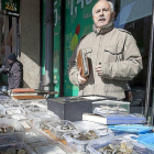 Manuel junto al puesto que levanta cada domingo en el soportal de Fuente Dorada-Pablo Requejo