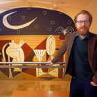 Luis Vassallo junto a su mural ‘Danza lunar’. En la imagen inferior, ‘Bailarines’, de Benjamín Palencia.-.J. M. LOSTAU