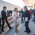 La ministra de Fomento, Ana Pastor, y el consejero de fomento, Juan Carlos Suárez-Quiñones, recorren a bordo de un tren de pruebas, el trayecto entre Olmedo (Valladolid) y Zamora de la nueva Línea de Alta Velocidad (LAV) Madrid-Galicia, correspondiente al-Ical