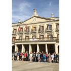 Concentración, ayer, a las puertas del Ayuntamiento de Vitoria.-E.M.