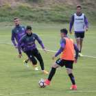 Espinoza controla el balón ante De Tomás, Jordán y Ángel, en el entrenamiento de ayer.-PABLO REQUEJO (PHOTOGENIC)