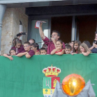 Uno de los miembros de la peña El Pendón pregona las fiestas y anima al público desde el balcón.-Miguel Ángel Santos