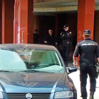 Miembros del operativo policial en las inmediaciones del bloque de vivienda.-rtcyl