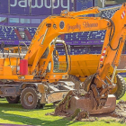 Una excavadora levanta el césped del estadio José Zorrilla.-ANA PUENTE