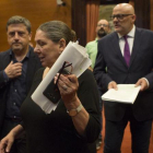 En la imagen, de izquierda a derecha, Jordi Orobitg, Gabriela Serra y Lluís Corominas en el Parlament.-ALBERT BERTRAN