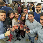 Un grupo de jóvenes asistentes brinda con el vino en el espacio Q-BO.-MIGUEL ÁNGEL SANTOS  / ICAL
