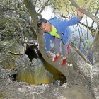 Pedro Dual, el pescador que descubrió el cadáver, muestra el lugar exacto donde halló el cuerpo.-J. M. LOSTAU