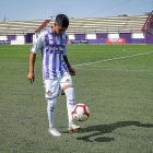 Leo Suárez da toques de balón, ayer, minutos antes de su presentación.-MIGUEL ÁNGEL SANTOS