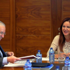Jesús Encabo y Silvia Clemente, en una imagen de archivo durante una de las reuniones con los grupos para sacar adelante el plan de fiscalización.-ICAL