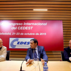 El consejero de Sanidad, Antonio María Sáez (C), inaugura el XXII Congreso Internacional del Club Español de Esterilización (CEDEST) junto al presidente del CEDEST José Fereres y Jesús García (D), del comité organizador.-ICAL