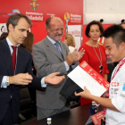 El alcalde de Valladolid, Francisco Javier León de la Riva, entrega los mandiles a los participantes en el X Concurso Nacional de Tapas y Pinchos Ciudad de Valladolid-Ical