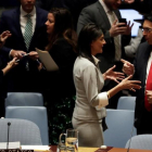 La embajadora de EEUU ante la ONU, Nikki Haley, conversa con el embajador israeli, Danny Danon, antes de empezar la reunion del Consejo de Seguridad.-EFE /JASON SZENES