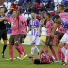 Villar increpa a un jugador del Tenerife caído, durante el partido de Liga de Zorrilla, en el que fue expulsado.-PABLO REQUEJO (PHOTOGENIC)