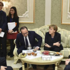 Vladimir Putin, François Hollande, Angela Merkel y Petró Poroshenko, durante las negociaciones en Minsk.-Foto: REUTERS