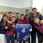 La plantilla del Uni muestra su apoyo al jugador Parra, que abandonó el partido por lesión en una ambulancia.-EM
