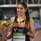 Ángela Viciosa con la medalla tras la prueba en Salamanca. / E.M.